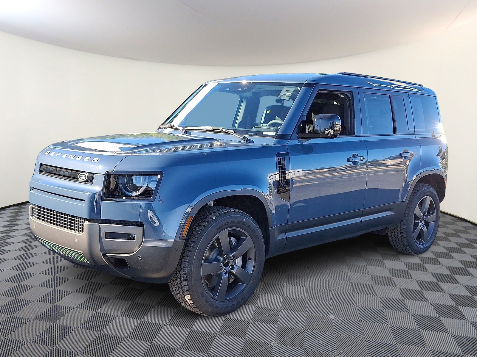 2026 Land Rover Defender S's photo