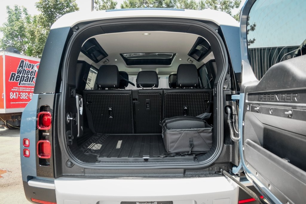 2025 Land Rover Defender 110 S photo 6