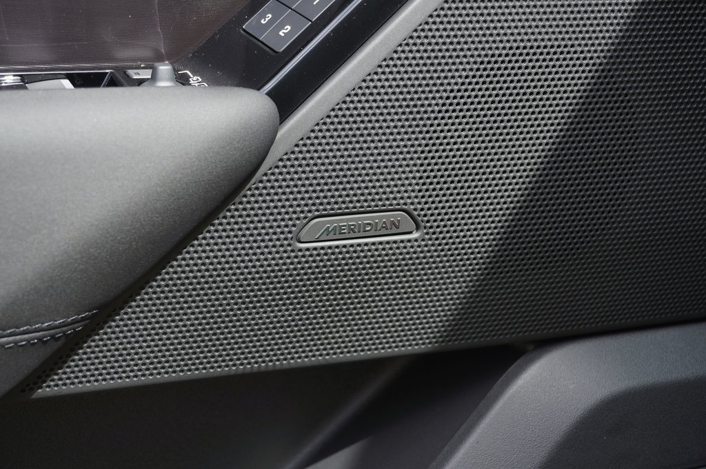 2026 LAND ROVER RANGE ROVER VELAR - Image 11