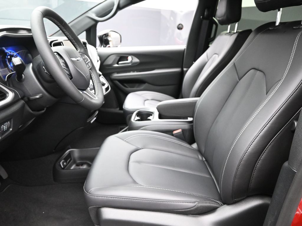 2026 Chrysler Pacifica photo 12