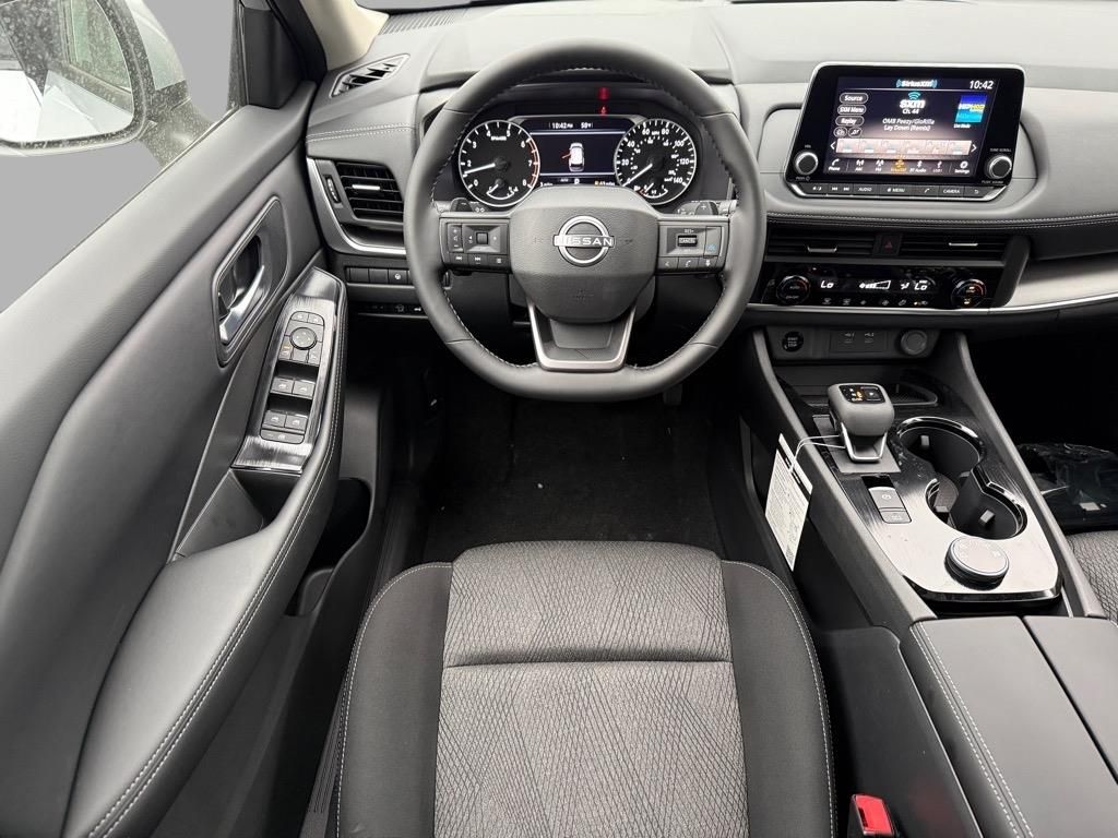 2025 Nissan Rogue SV photo 4