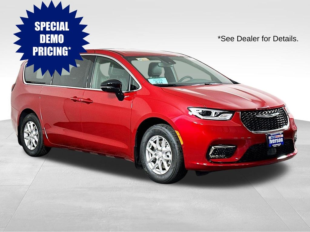 2025 Chrysler Pacifica Select's photo