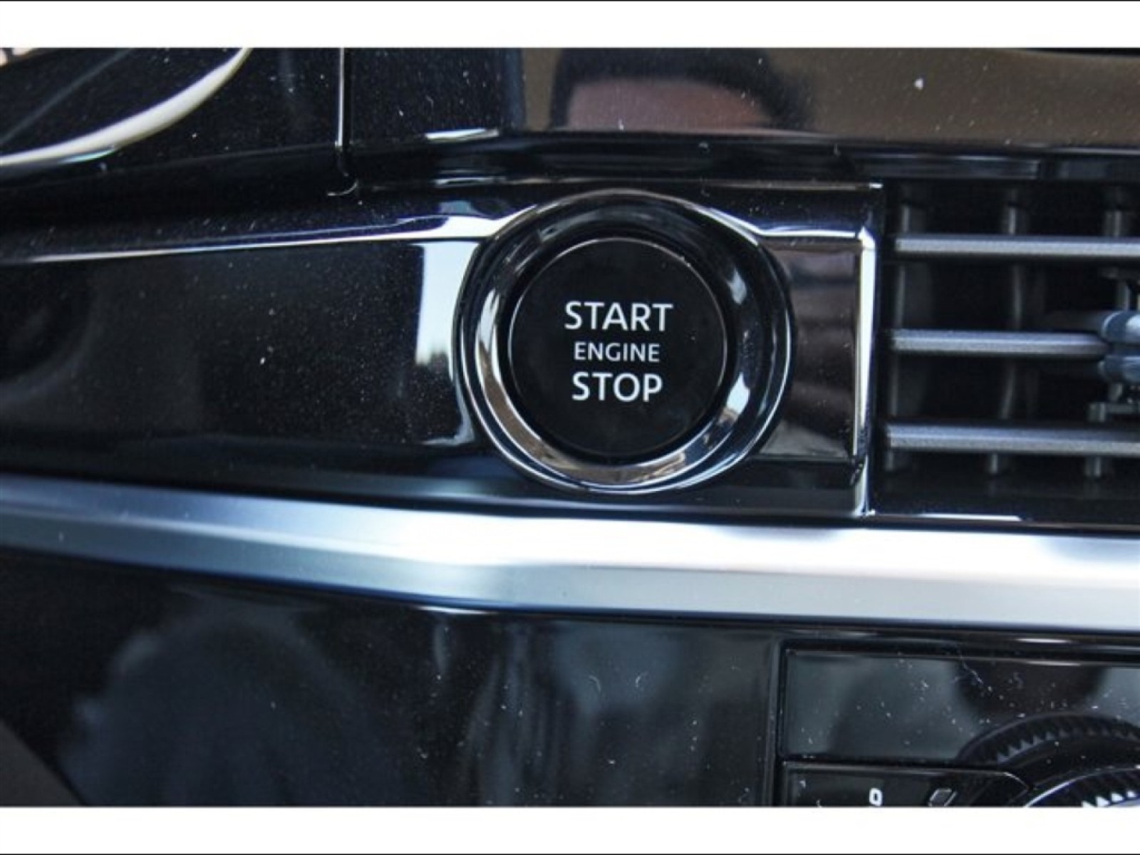 2025 Nissan Pathfinder SL Black at Robbins Nissan