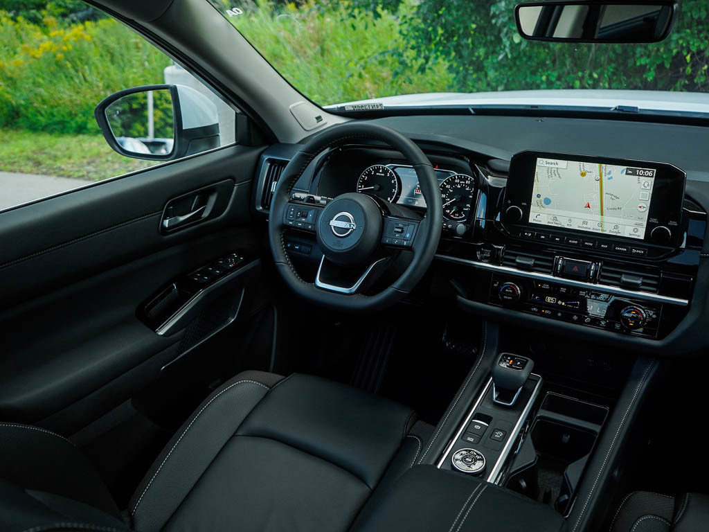 2025 Nissan Pathfinder SL photo 3