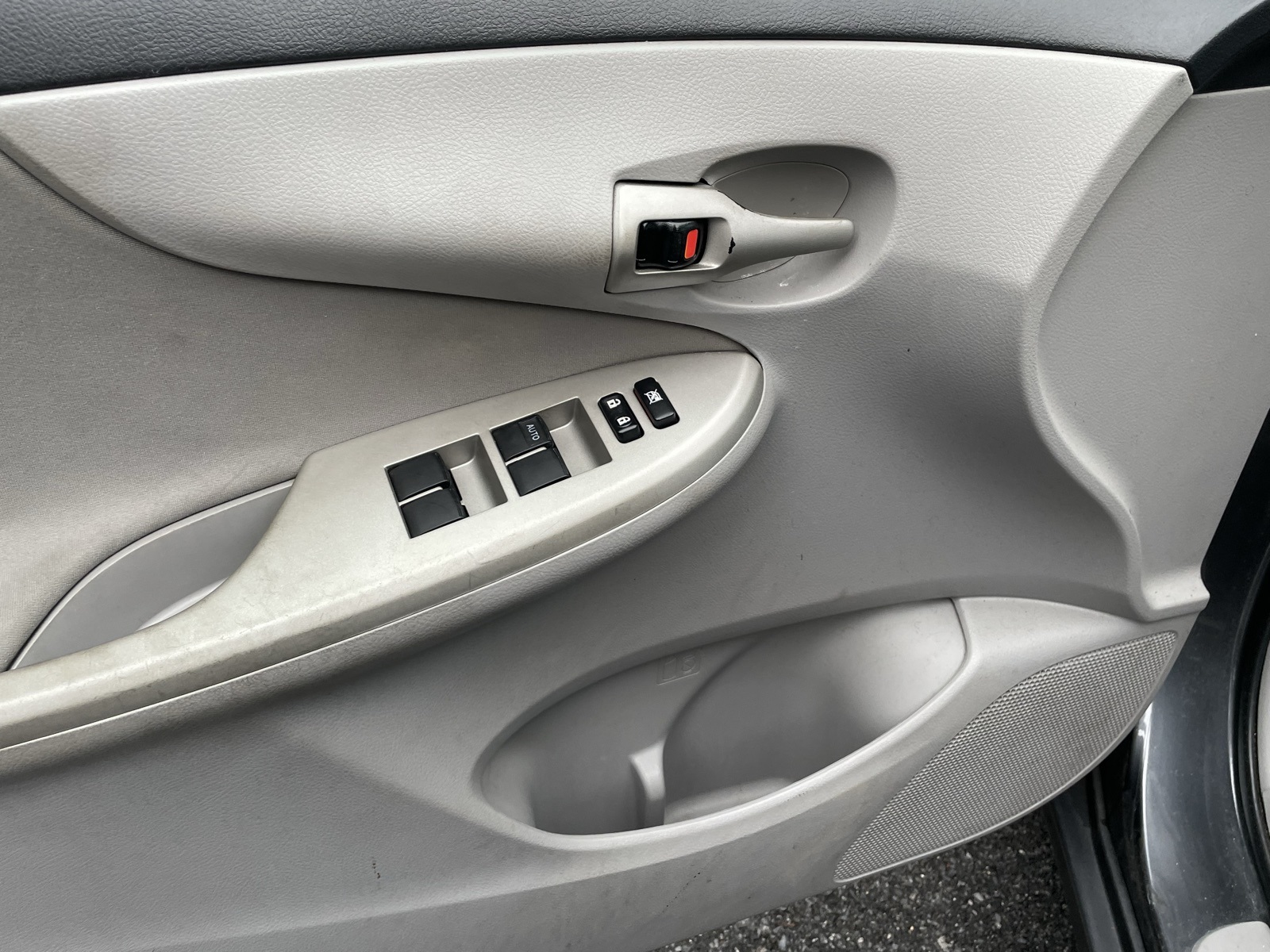 2013 Toyota Corolla LE photo 16