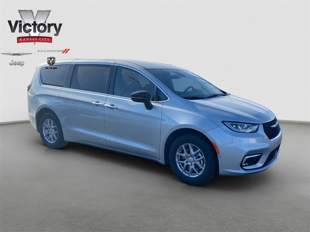 2026 Chrysler Pacifica Select's photo