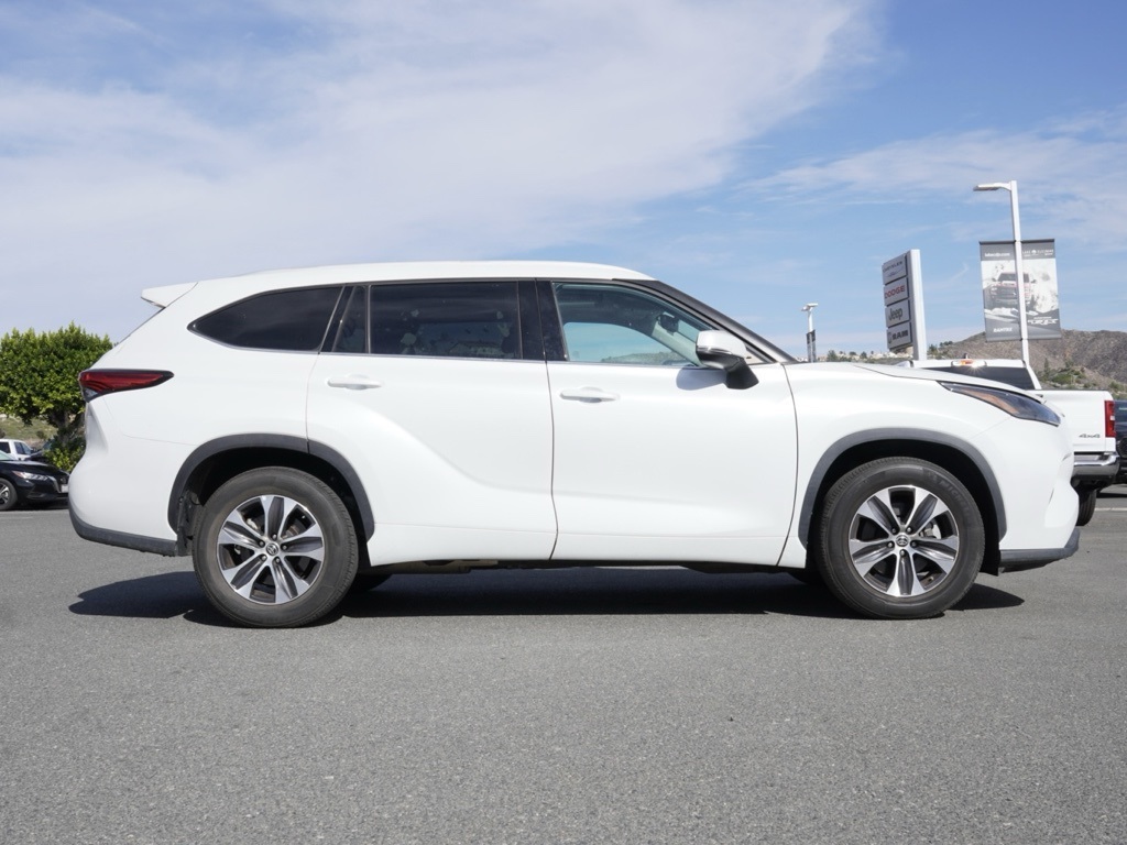 2022 Toyota Highlander XLE photo 2