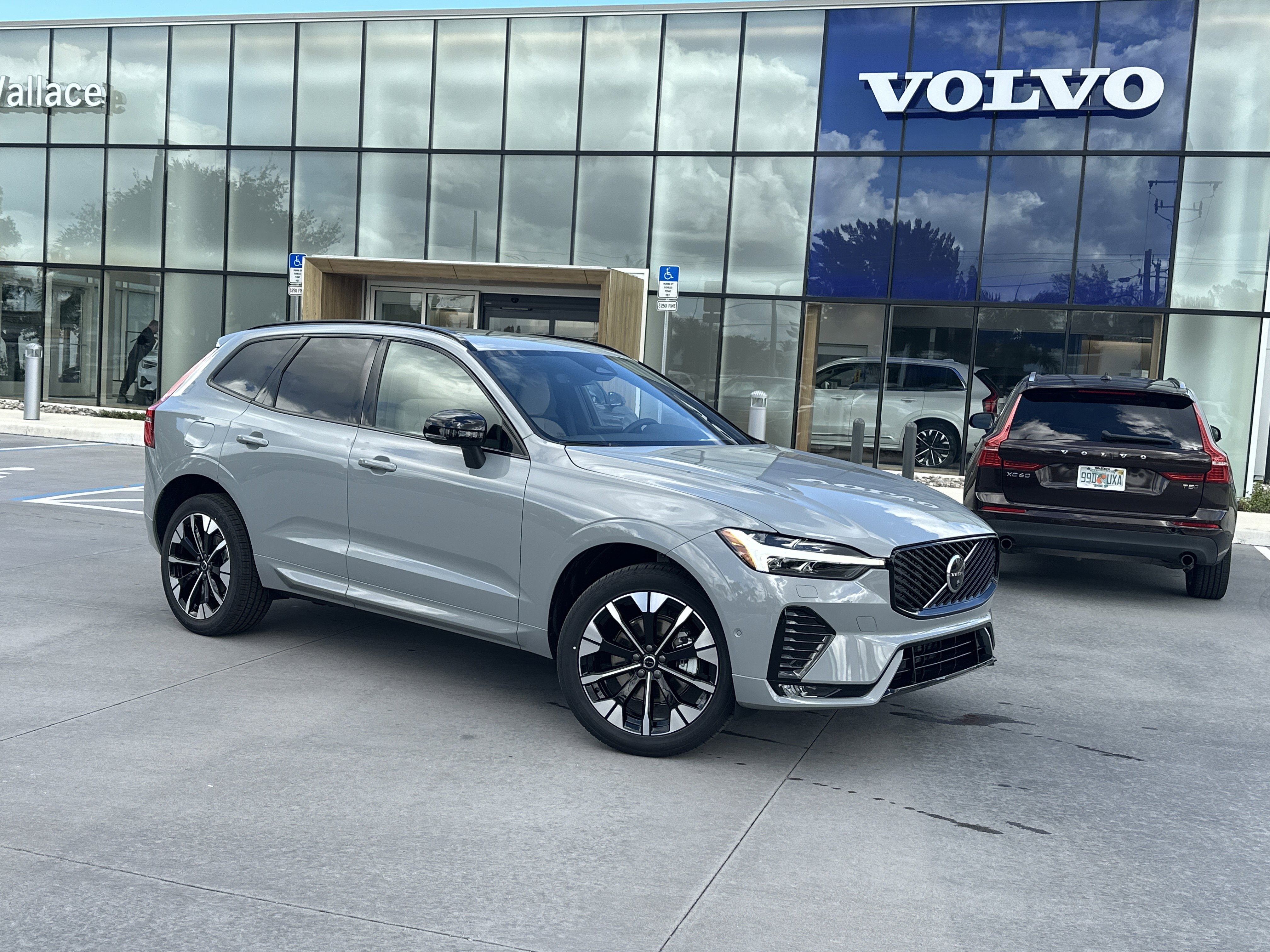2026 Volvo XC60 Plus's photo