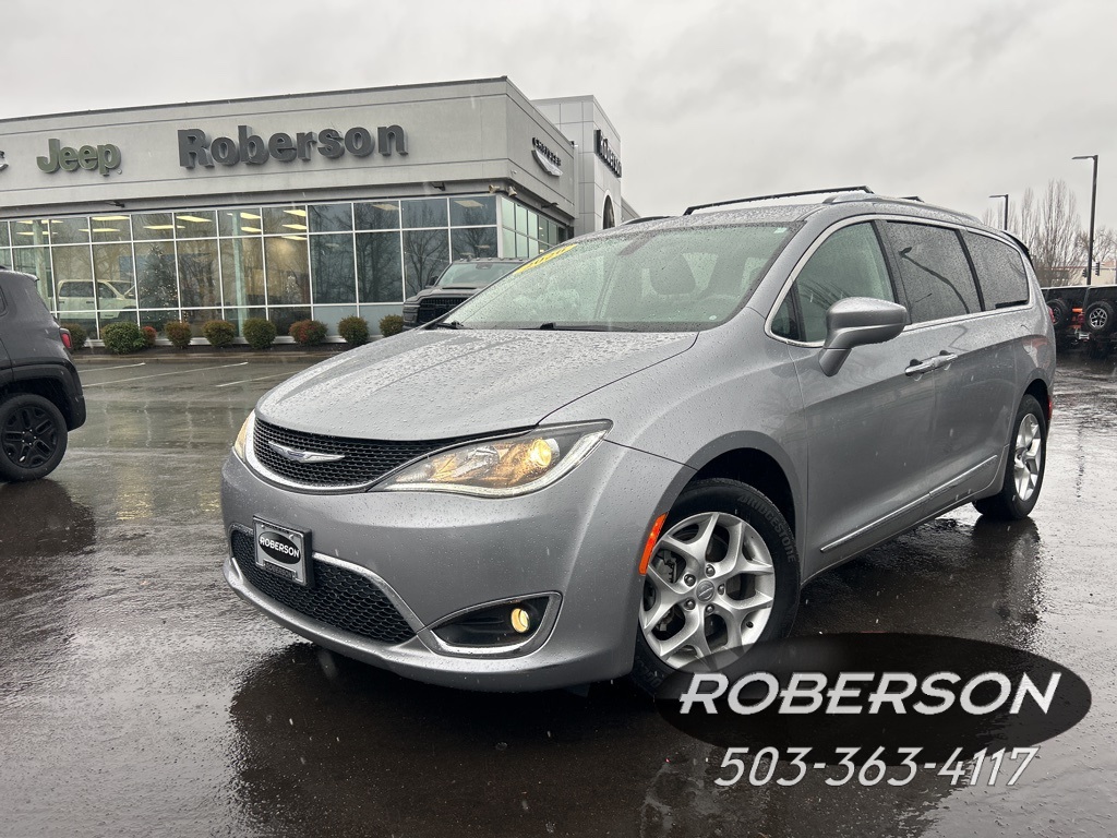 2020 Chrysler Pacifica Touring L's photo