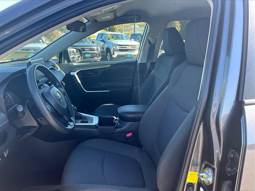 2022 Toyota RAV4 LE photo 10
