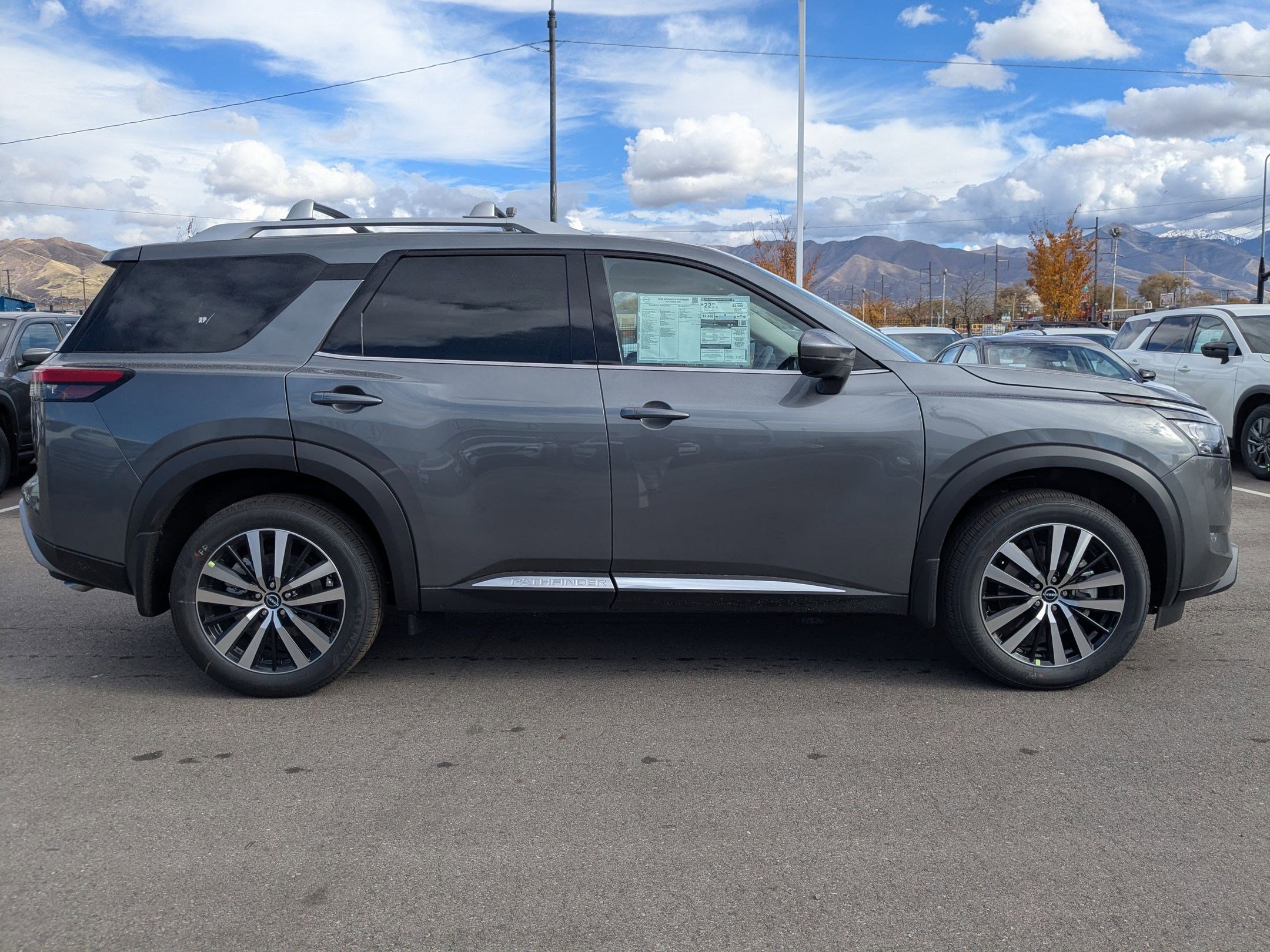 2025 Nissan Pathfinder Platinum photo 3