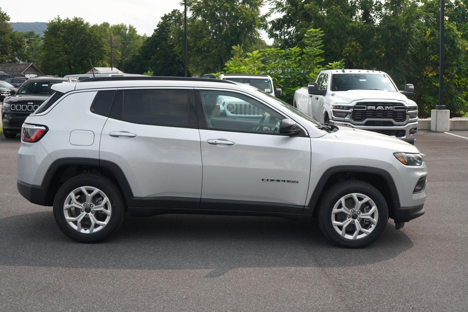 2025 Jeep Compass Latitude photo 2