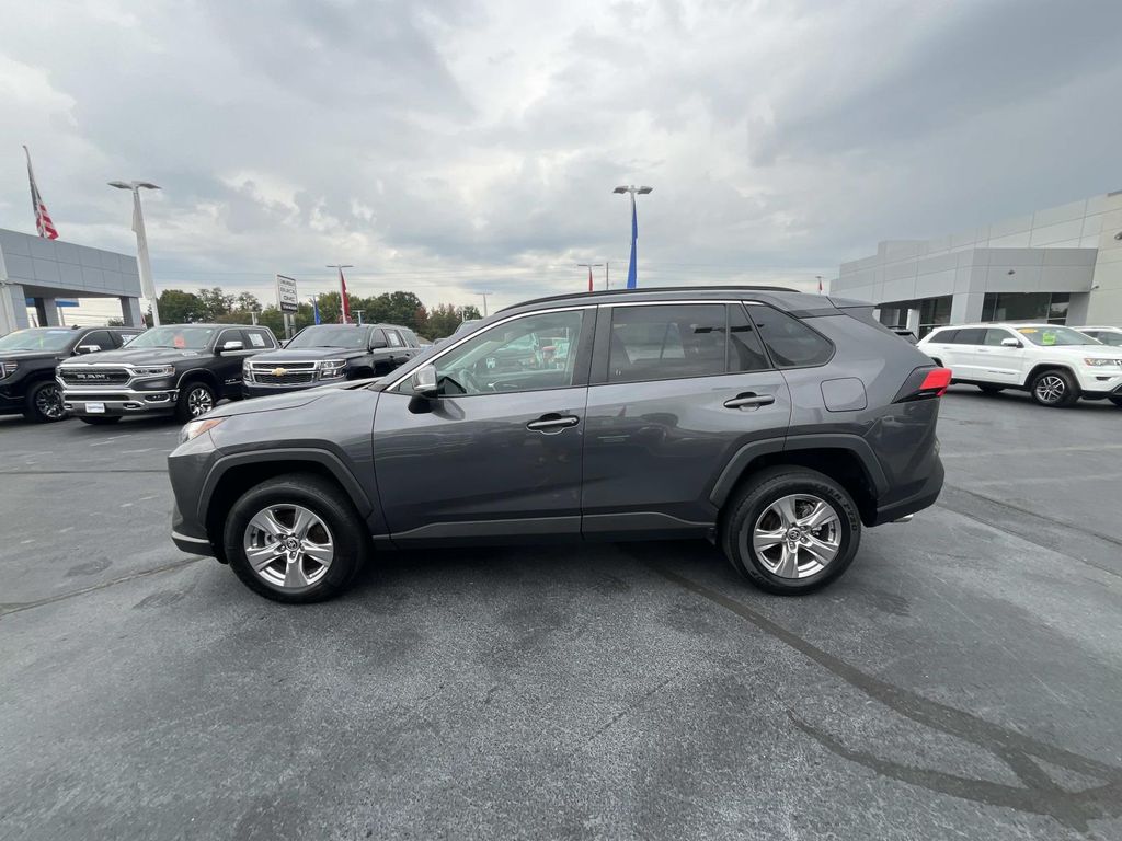2022 Toyota RAV4 XLE photo 4