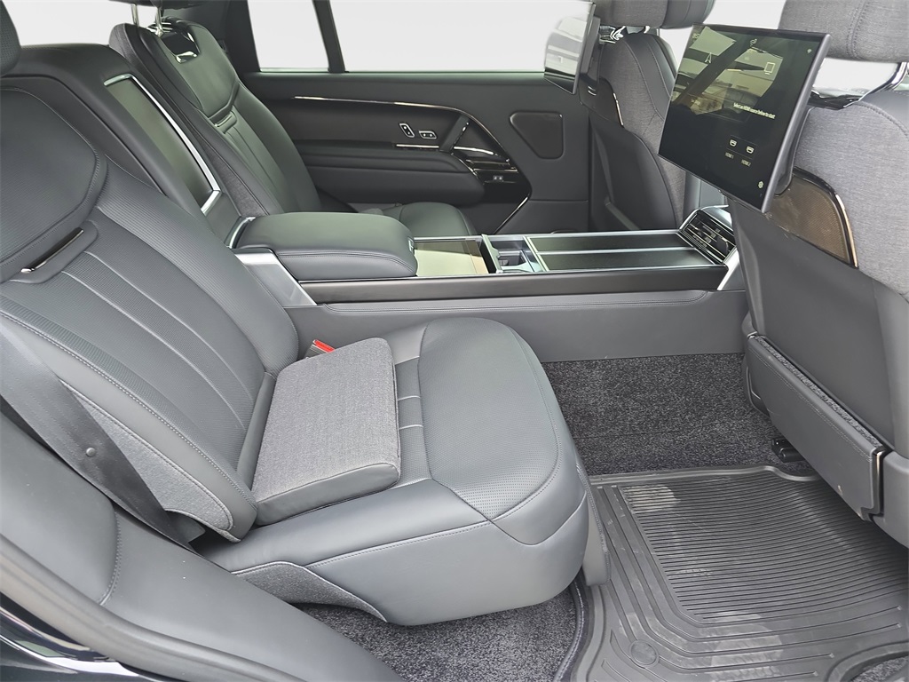 2025 Land Rover Range Rover SV photo 9