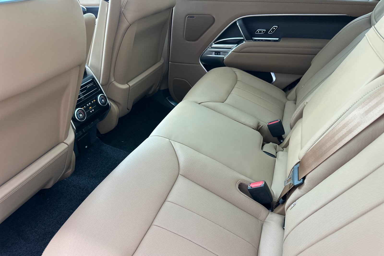 2025 Land Rover Range Rover SE photo 11