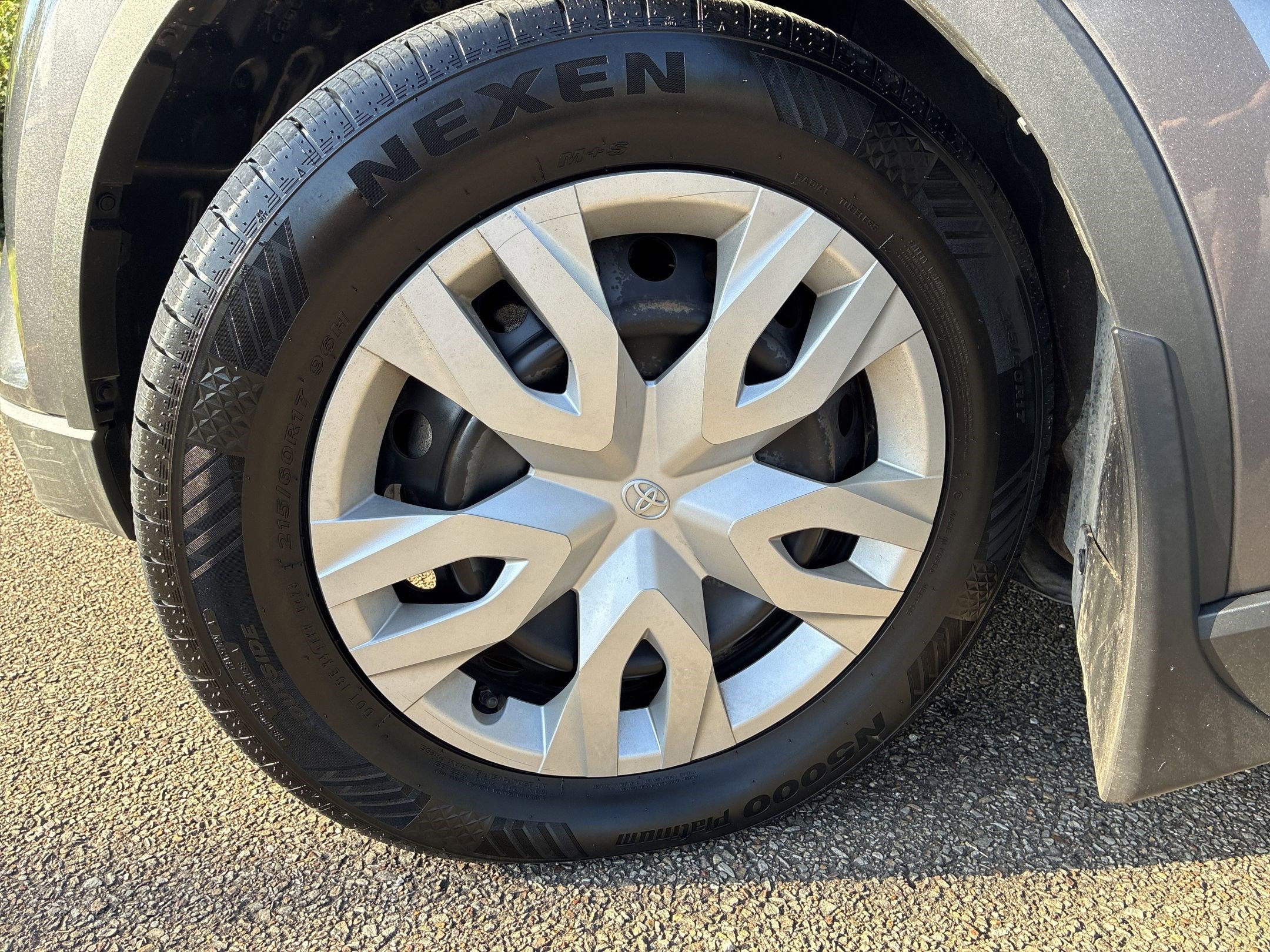 2019 Toyota C-HR XLE photo 25