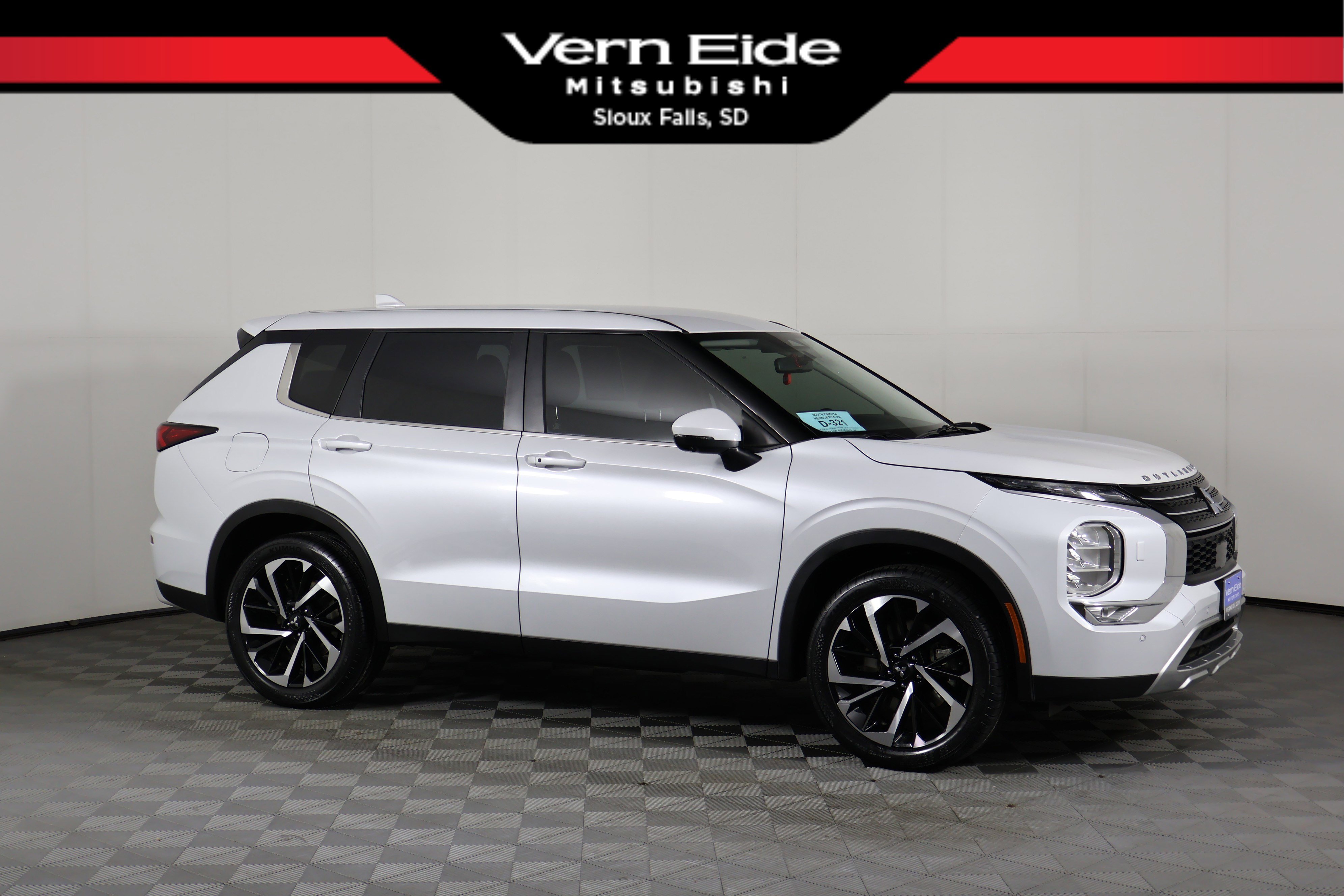 2023 Mitsubishi Outlander SE's photo