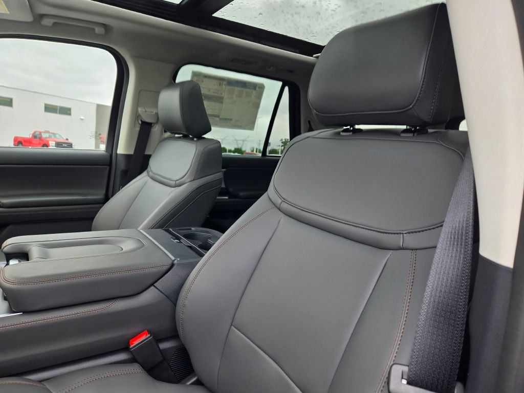2025 Ford Expedition photo 25