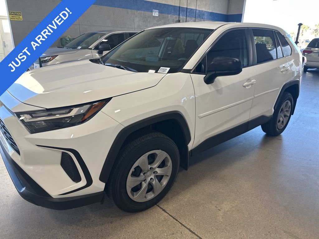 2025 Toyota RAV4 LE's photo