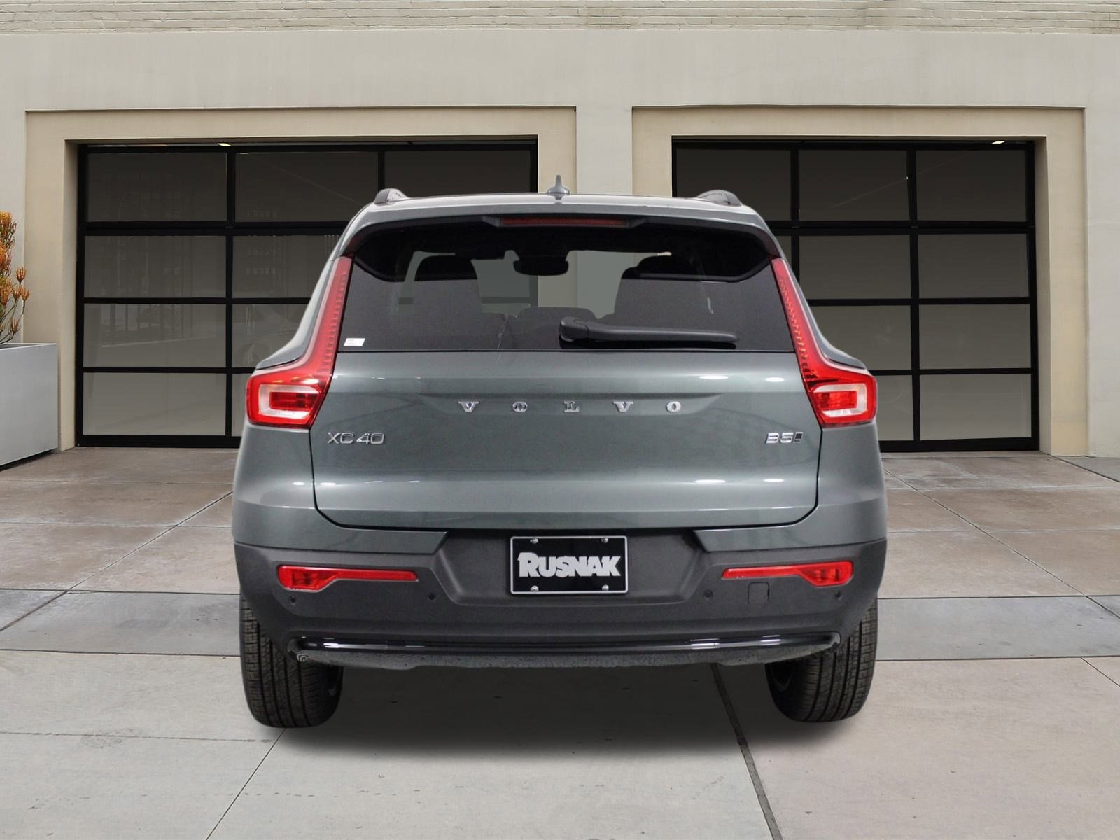 2026 Volvo XC40 photo 2