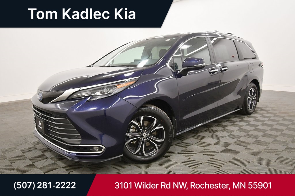 2025 Toyota Sienna Platinum's photo