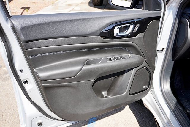 New 2025 Silver Zynith Metallic Clear-Coat Exterior Paint Jeep Limited image 26