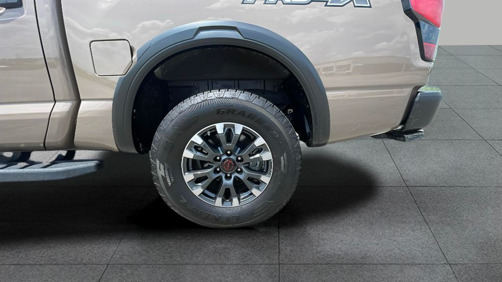 2024 Nissan Titan PRO-4X photo 20