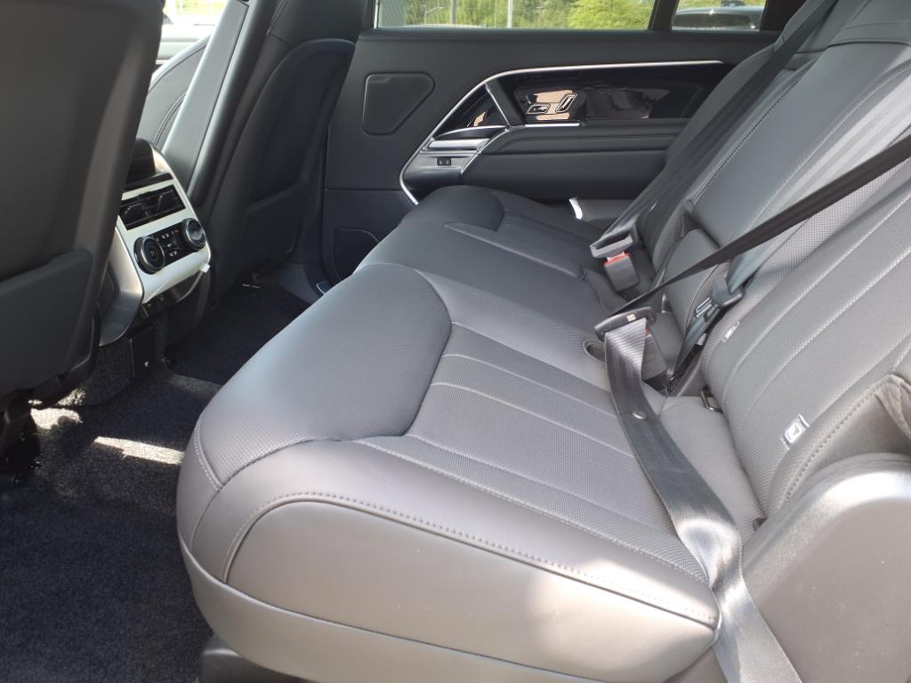 2025 Land Rover Range Rover SE photo 3