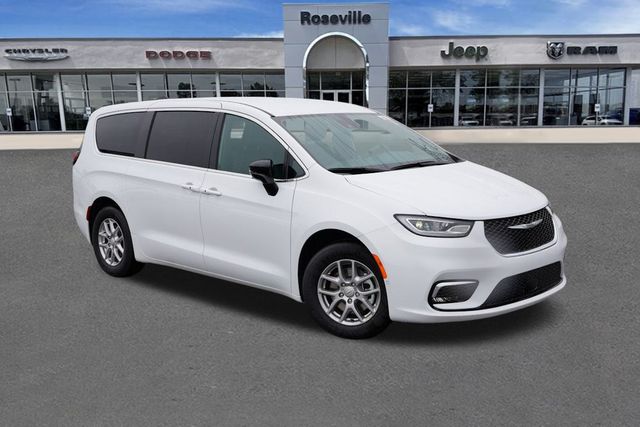 2026 Chrysler Pacifica Select's photo