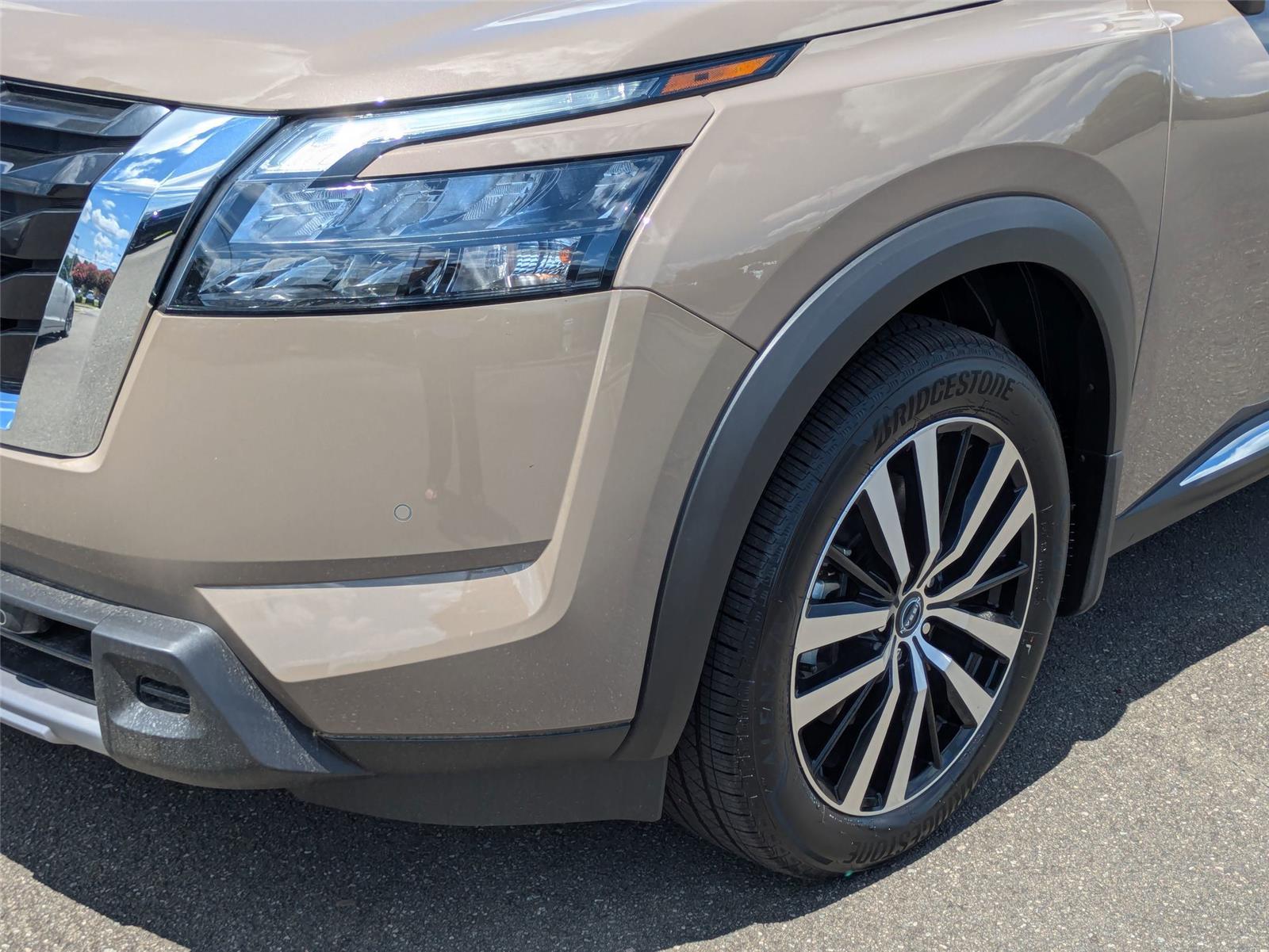 2025 Nissan Pathfinder Platinum photo 9