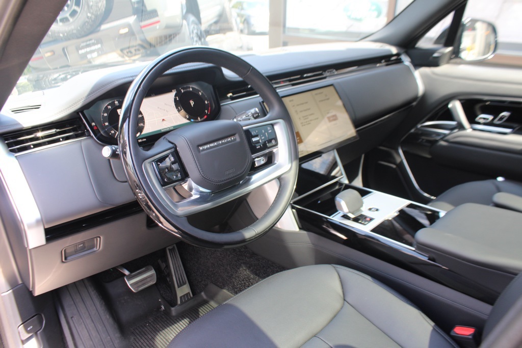 2025 Land Rover Range Rover SE photo 4