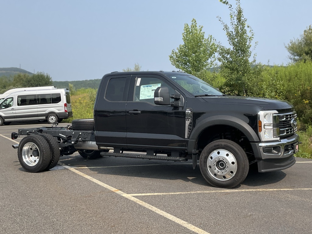 2025 Ford F-550 Super Duty Chassis Cab XLT's photo