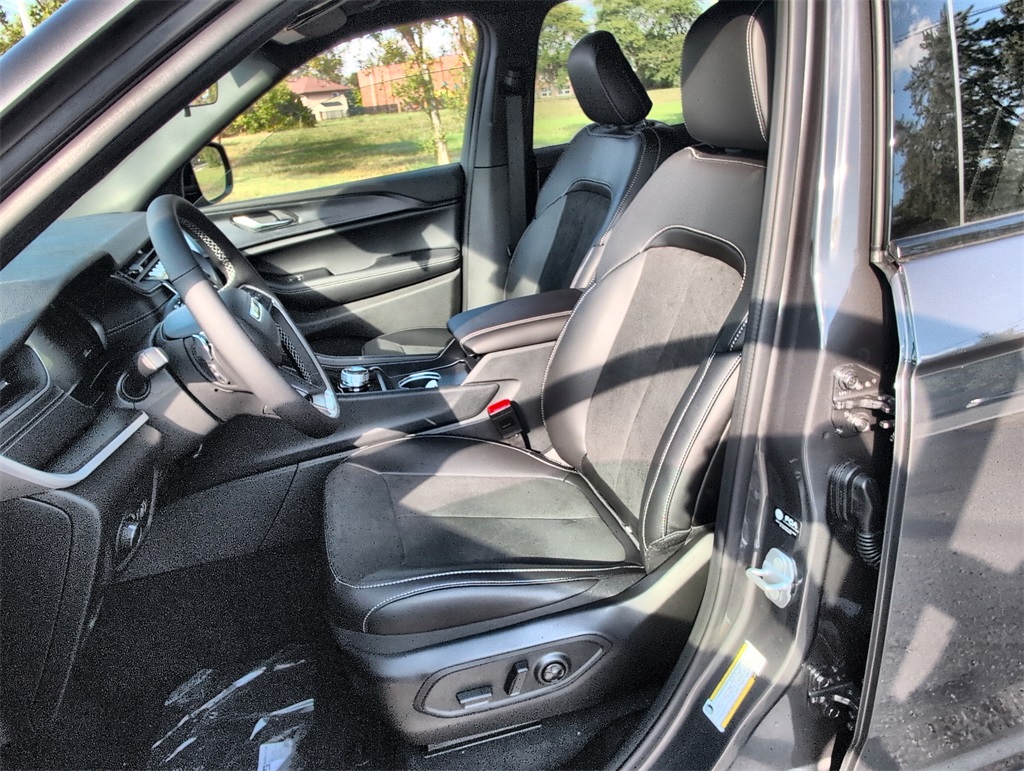 2025 Jeep Grand Cherokee Laredo Altitude photo 11