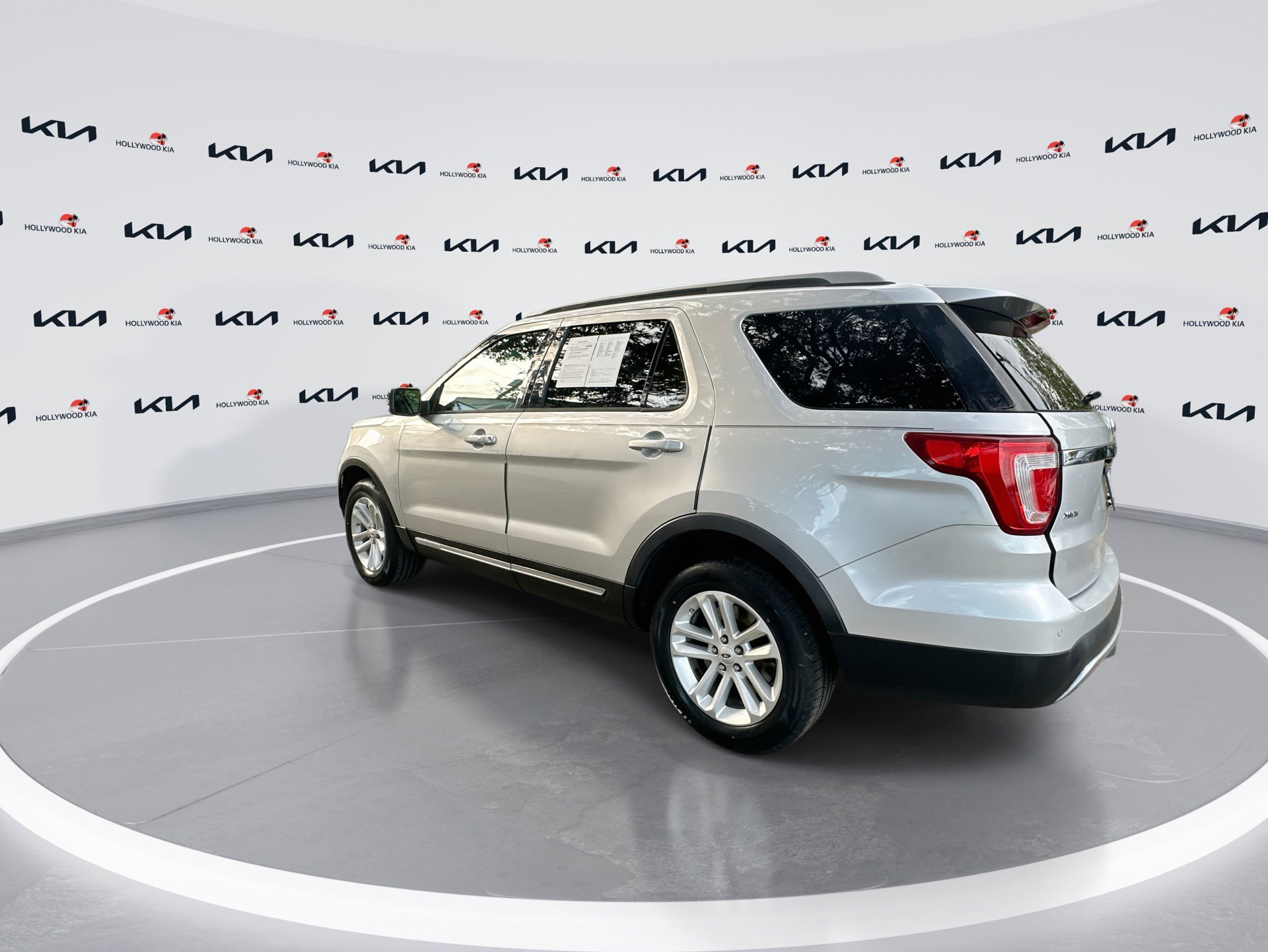 2016 Ford Explorer XLT photo 4