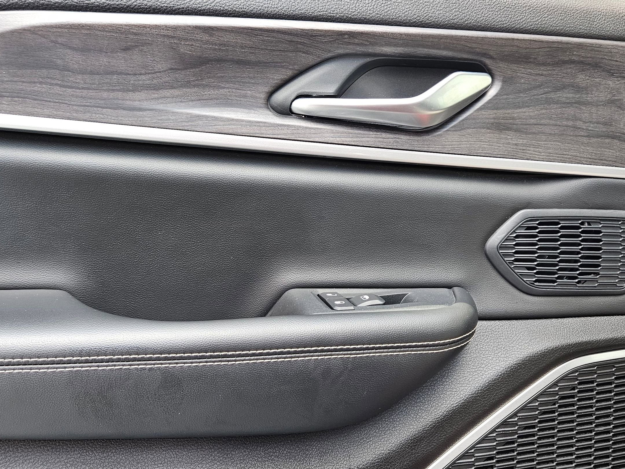 2023 Jeep Cherokee 4xe photo 23