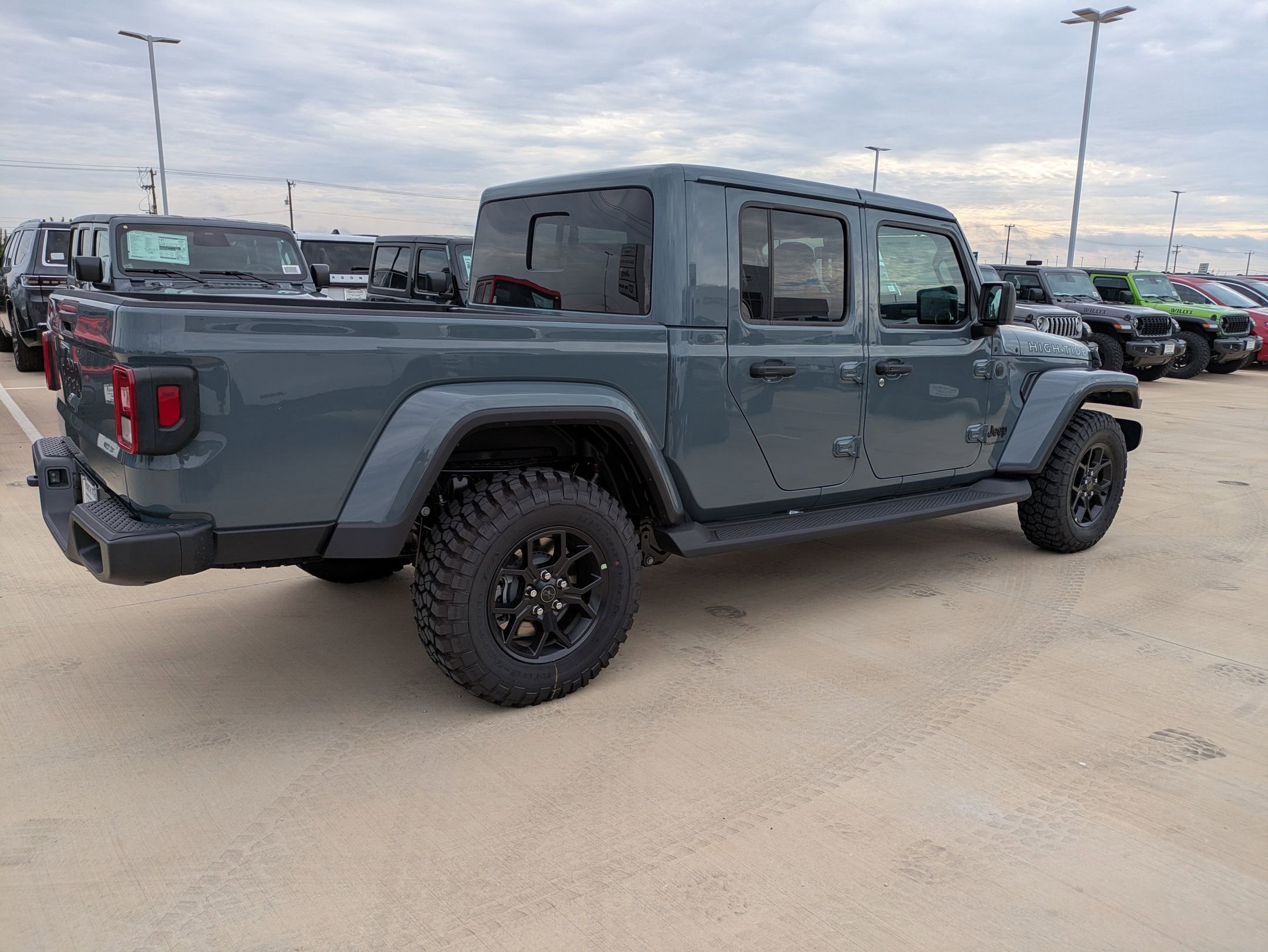 2025 Jeep Gladiator Sport photo 2