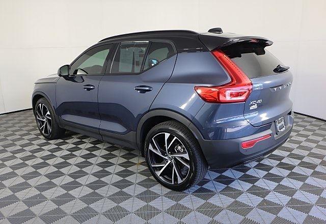2022 Volvo XC40 R-Design photo 3