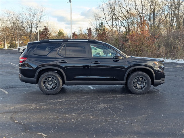 2025 Honda Pilot TrailSport photo 2