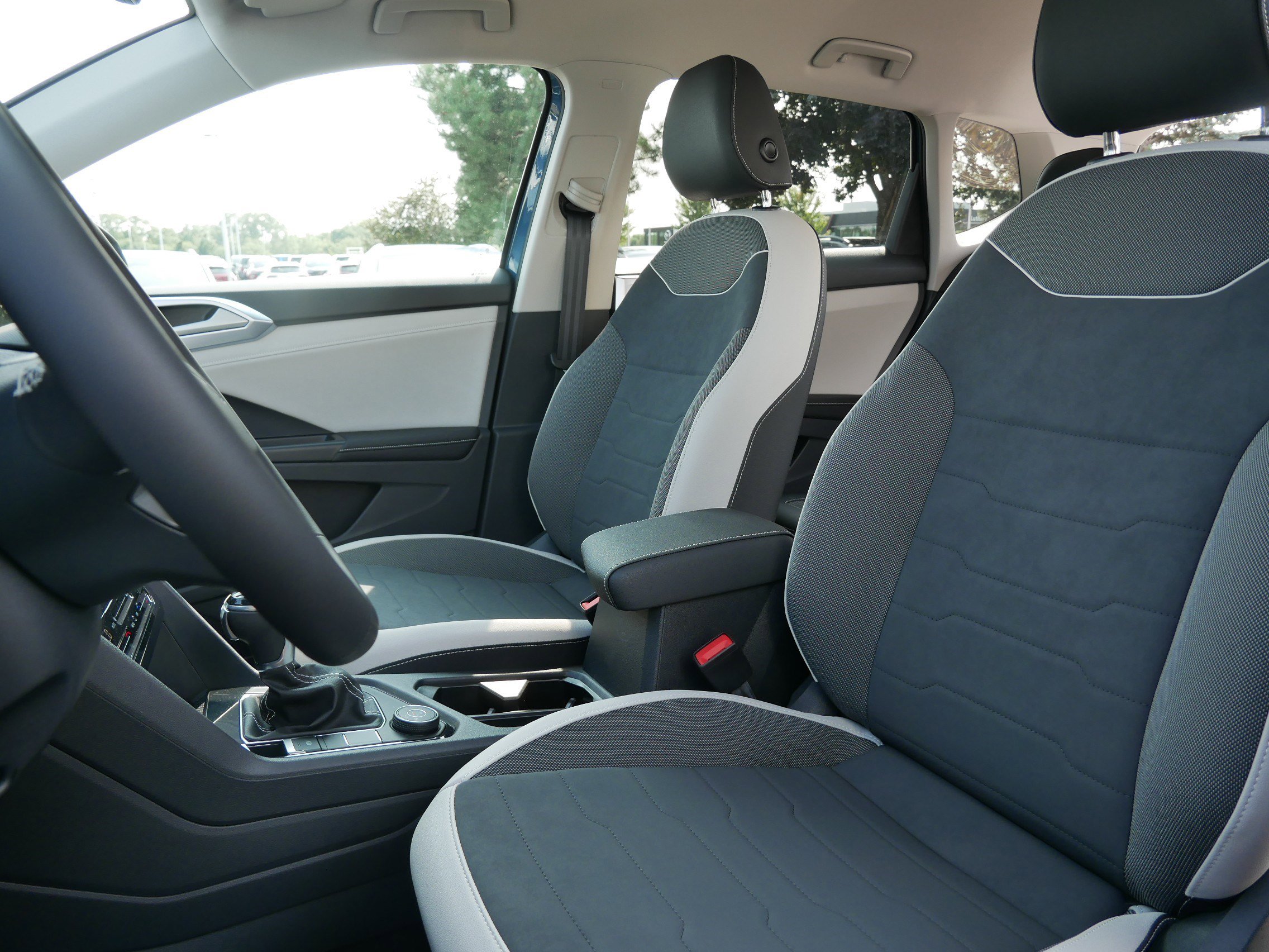 2025 Volkswagen Taos SE photo 4