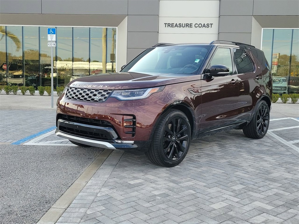 2026 Land Rover Discovery Tempest Edition's photo