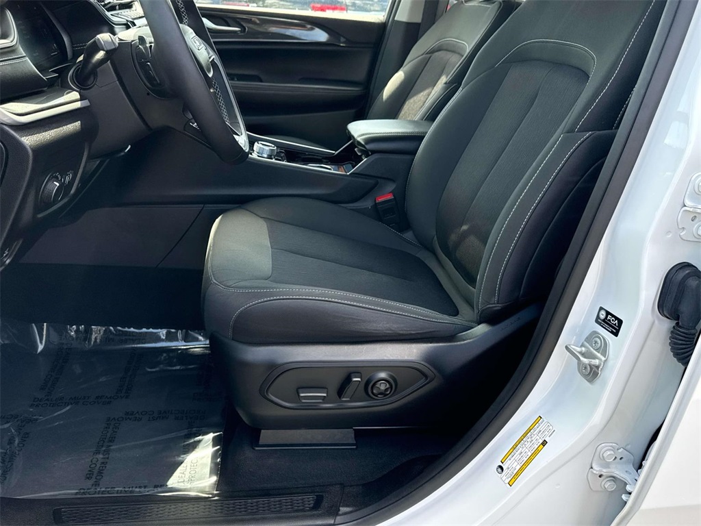 2023 Jeep Grand Cherokee Laredo photo 24