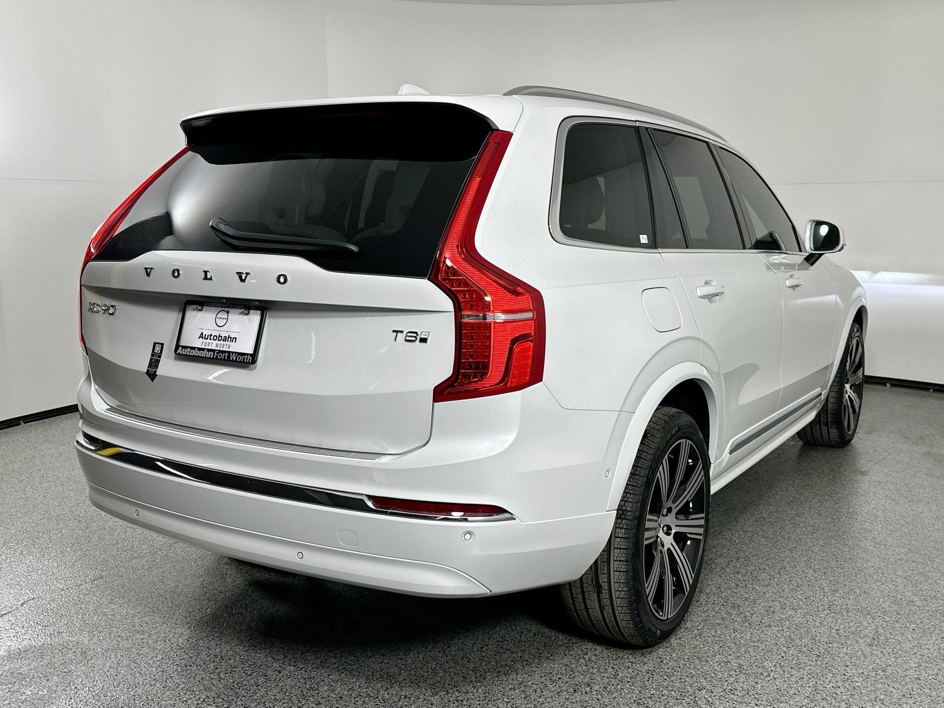 2025 Volvo XC90 T8 AWD Plus photo 4