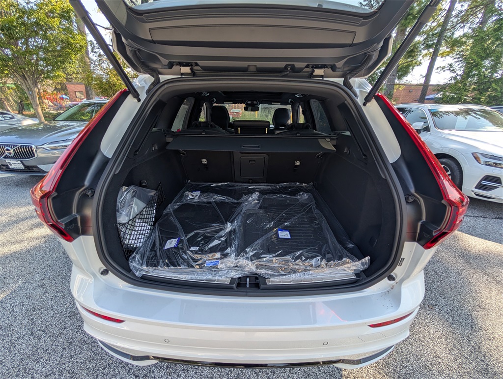 2026 Volvo XC60 B5 Black Edition photo 4
