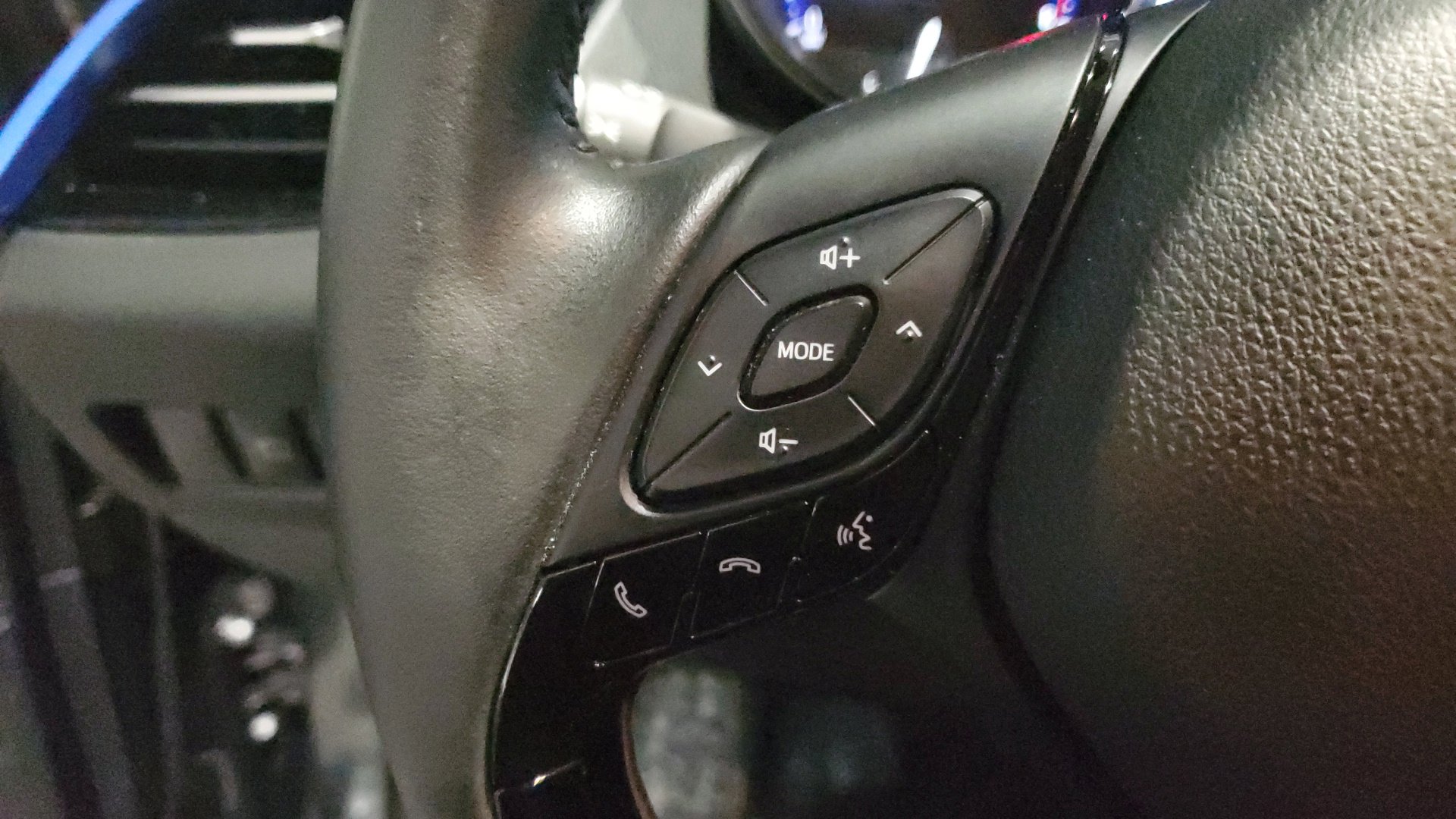 2022 Toyota C-HR XLE photo 23