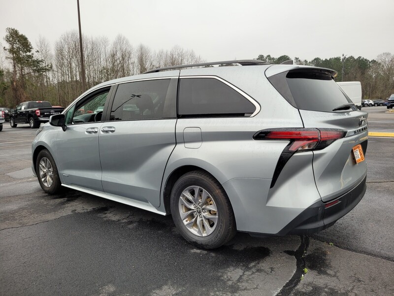 2021 Toyota Sienna XLE photo 10