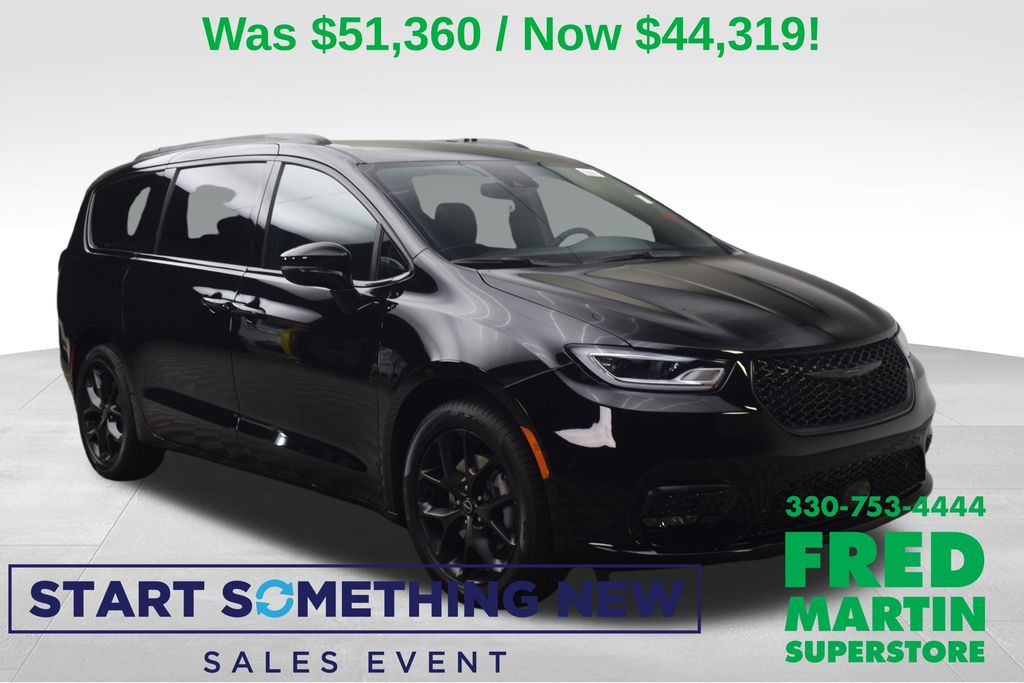 2026 Chrysler Pacifica Select's photo