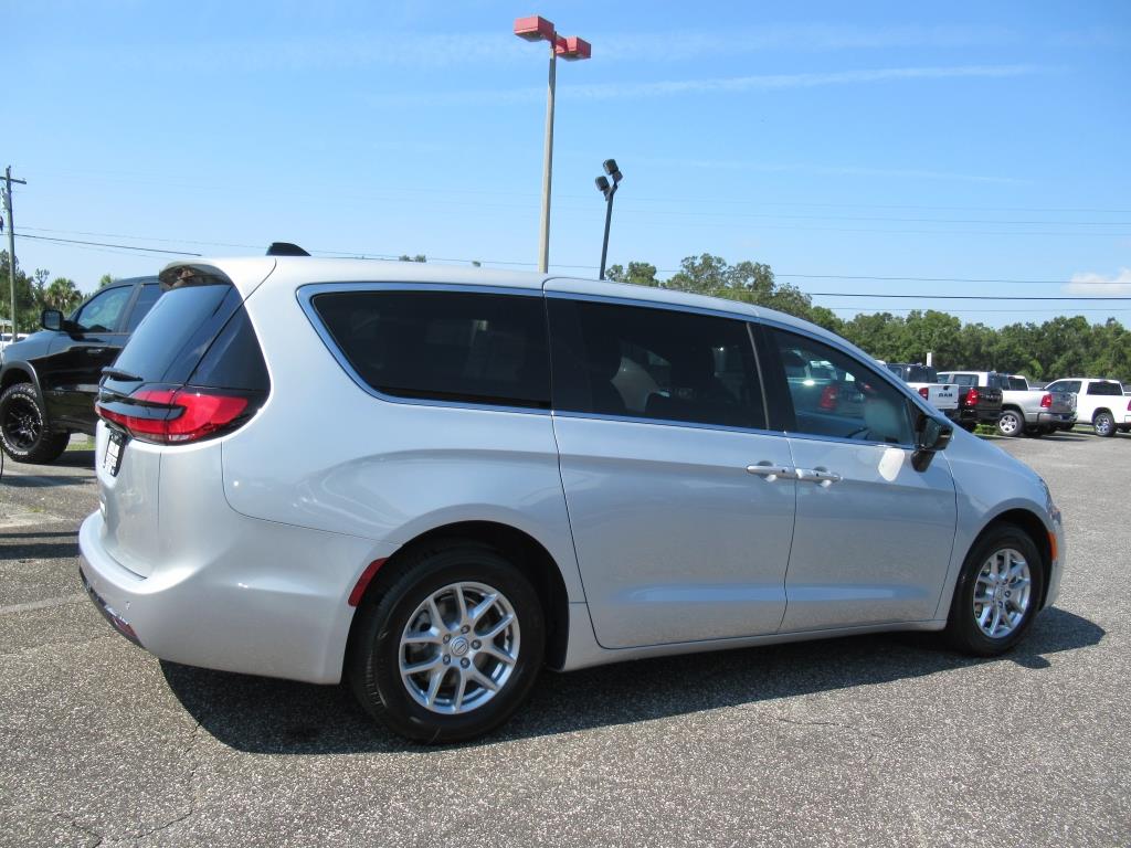 2026 Chrysler Pacifica photo 4