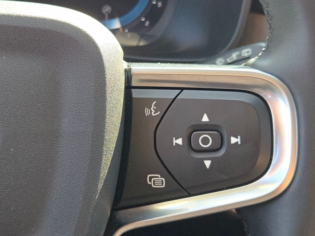 2024 Volvo XC40 Plus photo 33