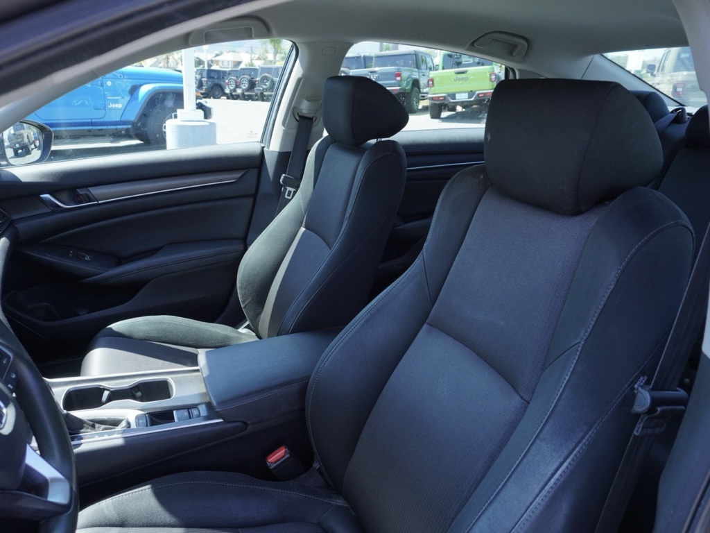 2019 Honda Accord LX photo 17
