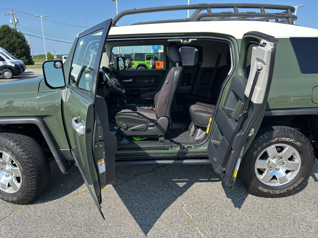 2014 Toyota FJ Cruiser Base photo 16